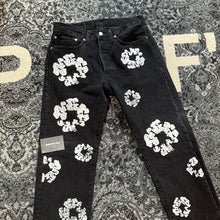 Load image into Gallery viewer, Denim Tears x Levi&#39;s Cotton Wreath Jeans Black
